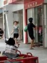 伪警哥在街头狂跳街舞