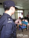 警方突击扫黄 男子被抓当场痛哭